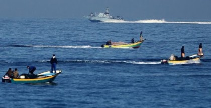 زوارق الاحتلال تستهدف مراكب الصيادين في بحر جنوب قطاع غزة