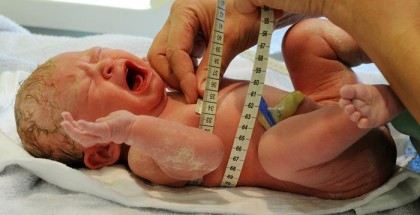 لماذا يبكي الطفل عند الولادة؟.. وهل علي أن أقلق؟