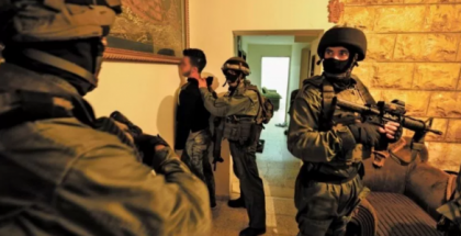 جيش الاحتلال يعتقل مواطن ويشن حملات مداهمة ليلية في مدن الضفة الغربية