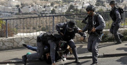 الاحتلال يعتقل مواطنا من بلدة أبو ديس جنوب شرق القدس المحتلة