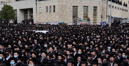 آلاف اليهود المتشددين يشاركون في جنازة حاخام بالقدس منتهكين الإغلاق بسبب كورونا
