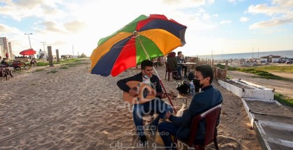 مواطنون يستمتعون بأوقاتهم على شاطئ بحر غزة في ظل فيروس "كورونا"