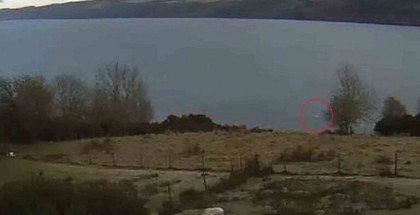 اسكتلندا.. ضجة على مواقع التواصل بسبب ظهور جسم غريب للمرة الرابعة في بحيرة