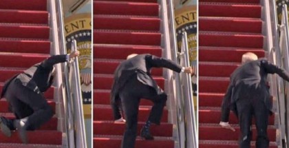 ترامب يعلق على "سقوط" بايدن أثناء صعوده سلّم الطائرة
