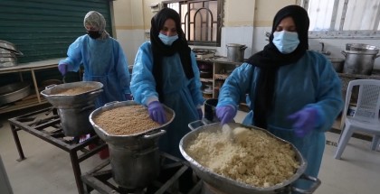 نساء فلسطينيات يجُهزن أشهى المأكولات والأطعمة استعدادًا لبيعها في شهر رمضان المبارك