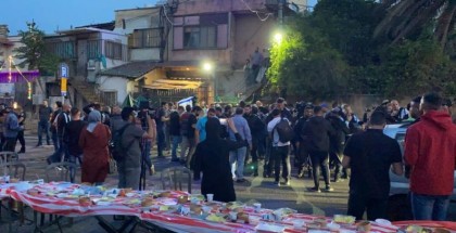مستوطنون يعتدون على المعتصمين في حي الشيخ جراح أثناء الإفطار