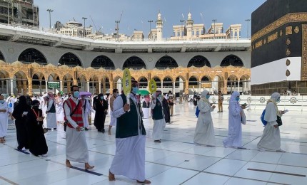 زوار بيت الله الحرام يبدأون رحلتهم بزيارة المسجد النبوي الشريف