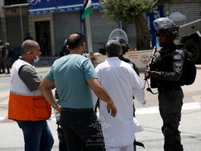 قوات الاحتلال تعتدي على مسيرة في حوارة وتعتقل أحد المشاركين فيها