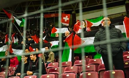 مشجعو المنتخب السويسري يلوحون بالأعلام الفلسطينية