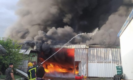 اخماد حريق هائل اشتعل في مصنع للبلاستيك في قلقيلية , حيث شوهدت سحب الدخان الاسود تتصاعد بكثافة من المكان