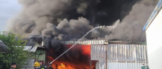 اخماد حريق هائل اشتعل في مصنع للبلاستيك في قلقيلية , حيث شوهدت سحب الدخان الاسود تتصاعد بكثافة من المكان