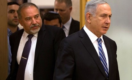 ليبرمان: حكومة "إسرائيل" انتهت والتخلص من نتنياهو "مكافأة للشعب"