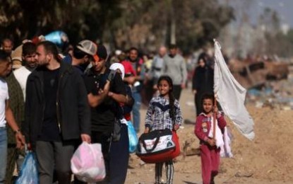 "إسرائيل" تمنع عودة المُهجرين في غزة إلى بيوتهم بالقتل والتهديد