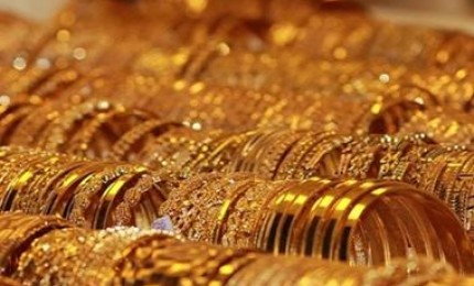 صعود الدولار يجبر الذهب على التراجع