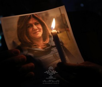 إضاءة الشموع احتجاجًا على إعدام صحفية الجزيرة شيرين أبو عاقلة