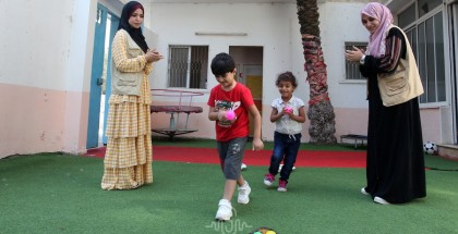 أطفال مصابون بالتوحد يتلقون دروسًا تربوية وترفيهية في مركز إرادة التخصصي لاضطرابات التوحد في غزة