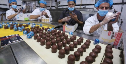 عمال يحضرون حلوى الفانيليا المعروفة باسم "رأس العبد أو الشتوي" في مصنع الحلويات بمدينة غزة