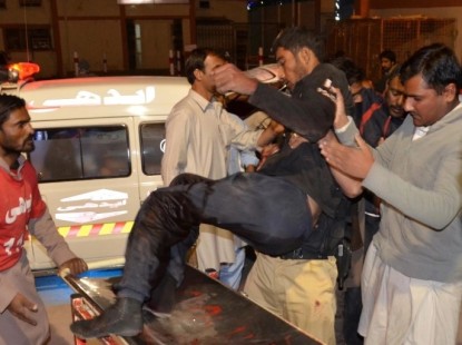 عشرات القتلى والجرحى إثر هجوم انتحاري استهدف قوات الأمن الباكستانية